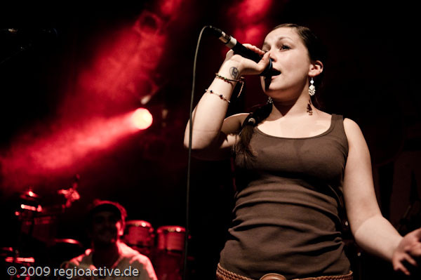 Sarah Lugo (live im Knust Hamburg, 08.04.2009)
Fotos: Holger Nassenstein